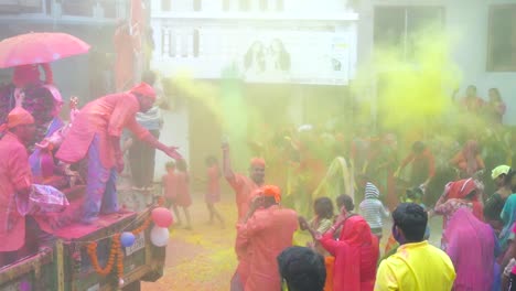 Holi-Mit-Farben-Spielen-In-Visarjan-Beim-Ganesh-Fest-In-Indien