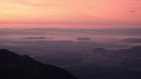Sonnenaufgang-Von-2300-M-Auf-Einem-Gipfel-Eines-Berges-In-Den-Alpen