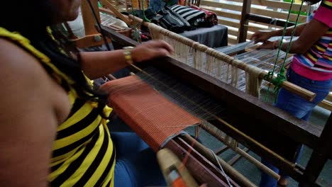 Ein-Stoffhandwerker-Demonstriert-Auf-Einer-Ausstellung-In-Iloilo-City,-Philippinen,-Das-Traditionelle-Weben-Von-„Hablon“-Material