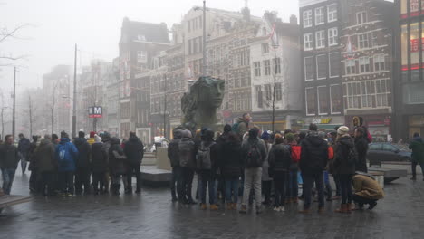 Guías-Turísticos-Hablando-Con-Los-Turistas-En-Un-Día-Brumoso-En-Amsterdam