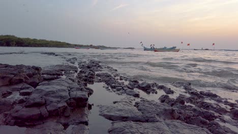 Kleine-Wellen-Schlagen-Auf-Die-Felsen-An-Der-Westküste-Von-Mumbai