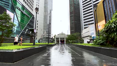 Pavimento-Húmedo-Frente-Al-Famoso-Edificio-One-Raffles-Place,-Situado-En-El-Distrito-Financiero-De-Singapur---Plano-General