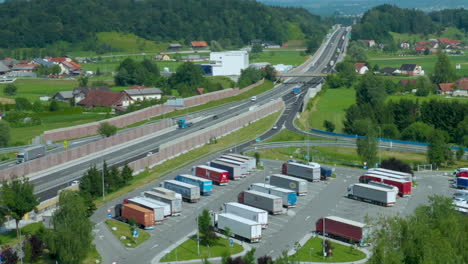 Autohof-Und-Tankstelle-Auf-Der-Autobahn,-Luftaufnahme,-Autobahn-A1-In-Der-Nähe-Von-Celje,-Slowenien