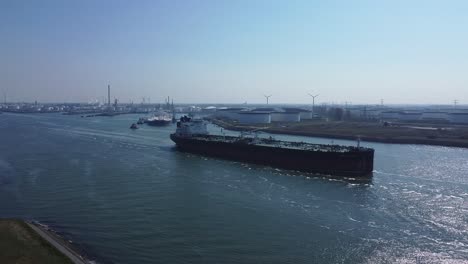 Tankschiff-Verlässt-Den-Hafen-Von-Rotterdam