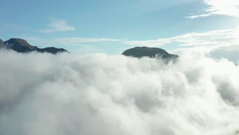 Picos-De-Montaña-Visibles-Bajo-Espesas-Nubes-En-Mulshi,-India