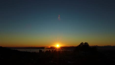 Sonnenaufgang-Im-Zeitraffer-über-Der-Stadt-Kapstadt,-Südafrika
