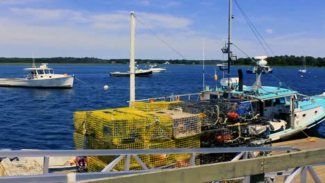 Lobsterman-Besteigt-Sein-Boot-Im-Hafen-Von-Pinepoint,-Maine