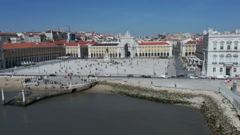 Drohnenschuss-über-Dem-Tugas-Fluss,-Der-Sich-In-Richtung-Des-Parco-Do-Comercio-In-Lissabon,-Portugal,-Bewegt