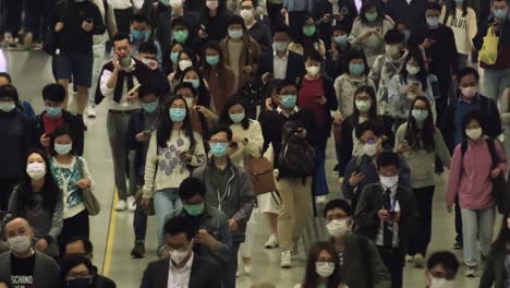 Hong-Kong,-China---20-De-Marzo-De-2020:-Cámara-Lenta-De-Personas-Que-Usan-Máscaras-Faciales-Médicas-En-El-Metro-De-Hong-Kong