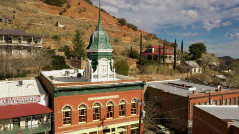 Historical-Pythian-Castle-And-Copper-City-Saloon-In-Bisbee,-Arizona,-USA-Under-The-Sunny-Day