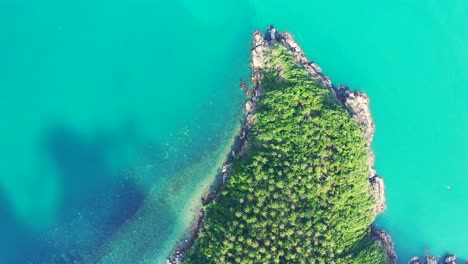 Wunderschönes-Kap-Der-Grünen-Tropischen-Insel-Mit-Felsiger-Küste,-Umspült-Von-Türkisfarbener-Lagune-Mit-Korallenriffen-Unter-Wasser,-Thailand