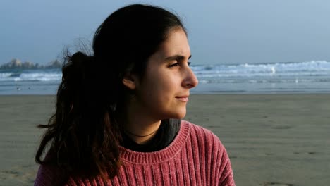 Porträt-Des-Profils-Eines-Mädchens-Am-Strand,-Das-In-Die-Sonne-Schaut