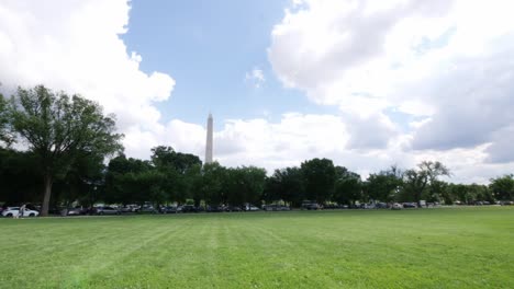 Weit-Vom-Washington-Monument-Durch-Einige-Bäume-In-Washington,-D.C.-In-Den-USA