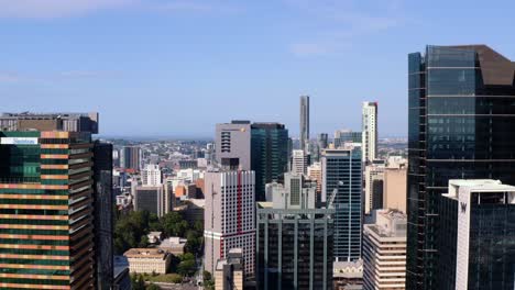 Edificios-Contemporáneos-De-Gran-Altura-En-El-Distrito-Central-De-Negocios-De-Brisbane,-Australia---Drone-Aéreo