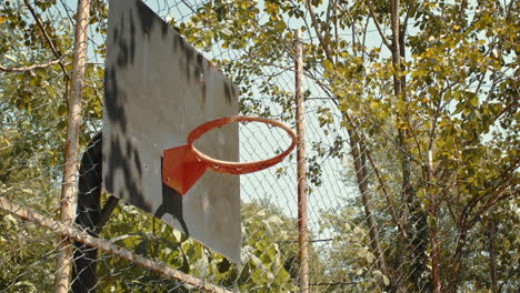 Orangefarbener-Ball,-Der-In-Zeitlupe-Durch-Den-Runden-Korb-Mit-Stahlrückwand-Des-Basketballs-Läuft