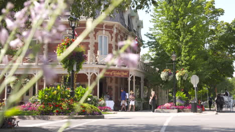 Scenic-streetscape-in-the-small-town-of-Niagara-on-the-Lake,-Ontario