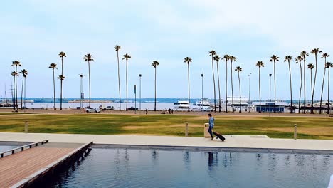 Spaziergang-Entlang-Der-Uferpromenade-Von-San-Diego-Mit-Einem-Brunnen
