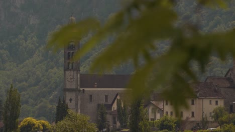 Vista-De-La-Antigua-Iglesia-En-Los-Alpes-Suizos,-Cerca-De-La-Frontera-Con-Italia.