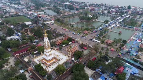Imágenes-Aéreas-De-Wat-Phra-That-Phanom,-Famoso-Templo-Budista,-Punto-De-Referencia-De-La-Provincia-De-Nakhon-Panom,-Tailandia