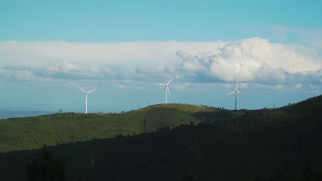 Granja-De-Turbinas-Eólicas-Con-Un-Cielo-Nublado-En-El-Fondo