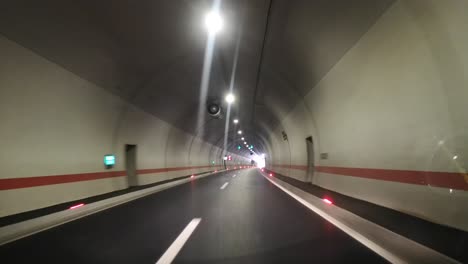 Conducir-La-Carretera-A-Través-Del-Túnel