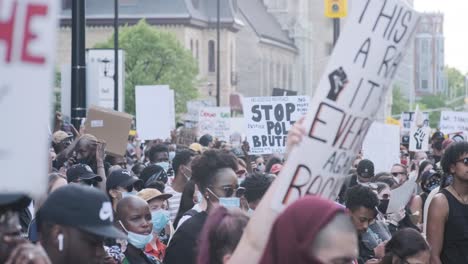 Una-Masa-De-Manifestantes-De-Black-Lives-Matter-Se-Reúne-En-Ottawa,-Ontario.