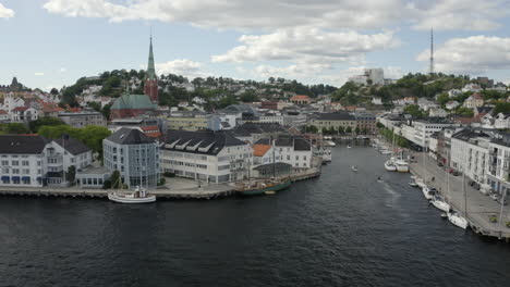 Boote-Ankerten-Im-Pollenhafen-In-Der-Nähe-Des-Clarion-Hotel-Tyholmen-In-Arendal,-Norwegen