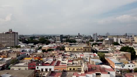 Un-Dron-Aéreo-En-Ascenso-Disparado-Desde-El-Centro-De-Guadalajara-En-México