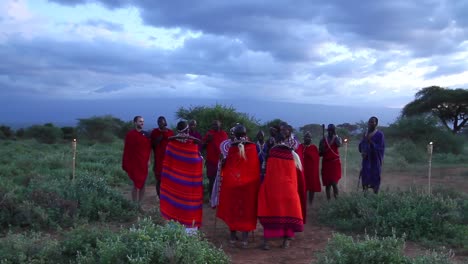 Los-Guerreros-Masai-Realizan-Una-Danza-Cultural-Con-Los-Invitados-Del-Safari-Al-Atardecer