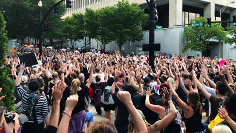 Hunderte-Knien-Aus-Solidarität-Während-Eines-Protests-Gegen-„Black-Lives-Matter“-In-Nashville,-Tennessee