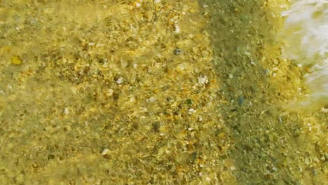 Kristallklares-Wasser-Des-Ozeans-Mit-Wellen,-Die-Im-Sommer-Am-Ufer-In-Willemstad,-Curaçao,-Plätschern