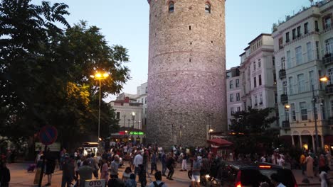 Einheimische-Und-Touristen-Spazieren-Und-Erkunden-Den-Beliebten-Galata-Turm-In-Beyoglu,-Türkei