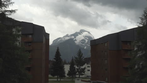 Timelapse-during-a-storm-that-passes-by-and-reveals-the-mountain-peak-in-Les-Deux-Alpes,-French-Alps