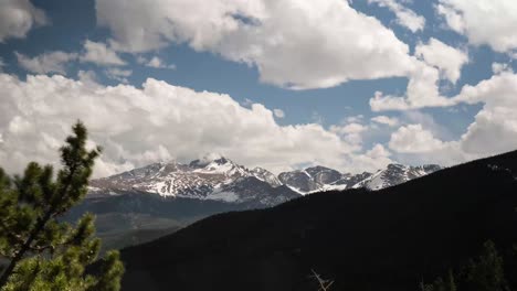 Timelapse-En-El-Parque-Nacional-De-Las-Montañas-Rocosas-Con-Nubes-Pasando-Sobre-Las-Montañas