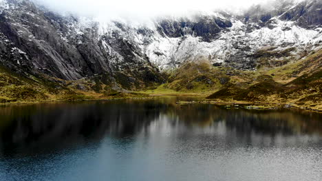 Drone-footage-of-rock-formation-in-Cwm-Idwal,-a-beautiful-lake-in-National-Park,-North-Wales-on-a-very-windy-day
