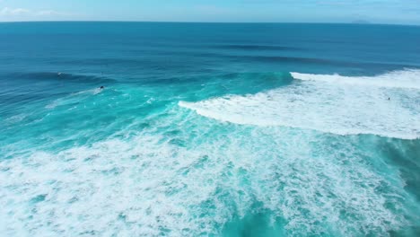 Luftaufnahmen:-Surfer-Und-Jetskis-In-Tres-Palmas,-Rincon,-Puerto-Rico