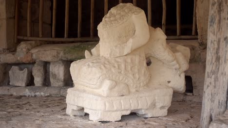 Cámara-Moviéndose-Hacia-La-Derecha-Mostrando-Un-Primer-Plano-De-Una-Intrincada-Escultura-De-Un-Guerrero-En-La-Acrópolis-Del-Sitio-Arqueológico-Ek-Balam-En-Yucatán,-México