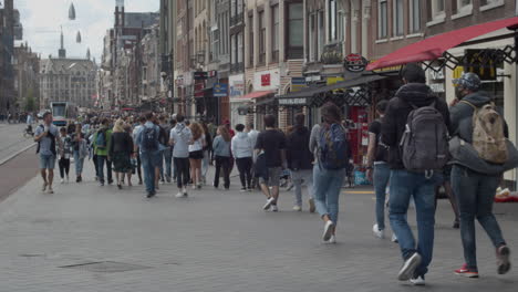 Menschen,-Die-über-Die-Belebte-Hauptstraße-Im-Stadtzentrum-Von-Amsterdam-Laufen