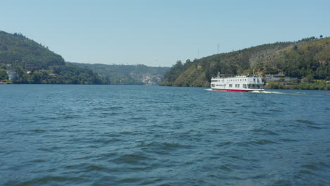Vorbeifahrendes-Boot-Im-Fluss-Douro