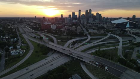 Luftaufnahmen-Der-Innenstadt-Von-Minneapolis-Bei-Sonnenuntergang,-Wunderschöne-Aussicht-Auf-Die-Skyline-Mit-Allen-Wichtigen-Autobahnen-Der-Stadt