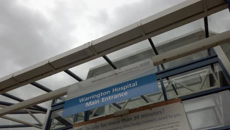 Vorderfassade-Des-Warrington-Krankenhauses,-NHS-Eingang,-Rechts,-Britisches-Trust-Gebäude