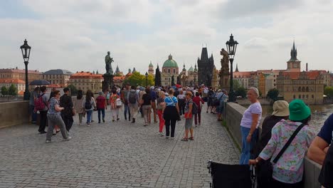 Charles-bridge-in-Prague,-tourist-people-strolling