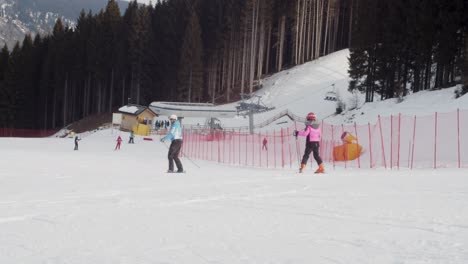 Anfänger-Skifahrer-Mit-Lehrer-Auf-Einfacher-Skipiste-In-Den-Italienischen-Alpen,-4K-Zeitlupe