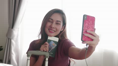 Frau-Glückliches-Selfie-Porträt-Mit-Ihrem-Reisepass-Und-Ihrer-Kreditkarte-Vor-Der-Reise