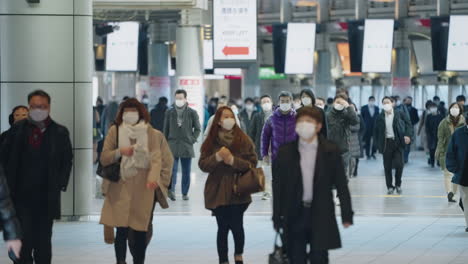 People-At-Shinagawa-Station-Wearing-Facemask-Due-To-Outbreak-Of-New-Variant-Of-COVID-19-In-Tokyo,-Japan