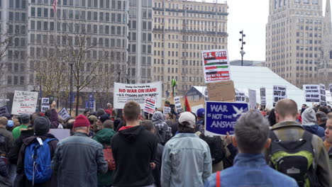 In-Philadelphia,-Pennsylvania,-Versammelte-Sich-Eine-Große-Gruppe-Von-Demonstranten-Vor-Dem-Rathaus-Wegen-Des-Todes-Von-Qassem-Soleimani-Im-Iran-Durch-Die-US-Regierung-Und-Trump