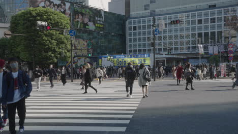 Hiperlapso-De-Personas-Que-Cruzan-La-Calle-En-El-Cruce-De-Shibuya-En-Tokio,-Japón-Durante-El-Día---Plano-General