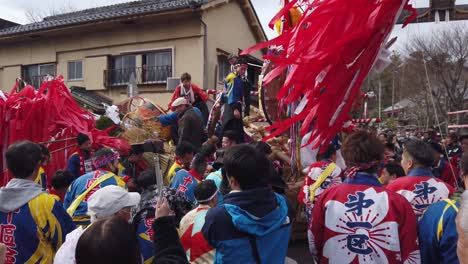 Festlicher-Kampf-Um-Den-Stolz-Der-Einheimischen-Bei-Sagicho-Matsuri,-Als-Zwei-Teams-Aufeinanderprallen
