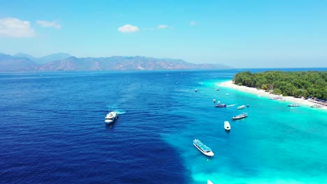Barcos-De-Lujo-Y-Cruceros-Capturados-Desde-El-Aire-Una-Popular-Playa-De-Vacaciones-Exóticas-En-Las-Maldivas