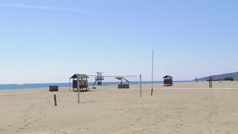Sandstrand-Mit-Beachvolleyballplatz